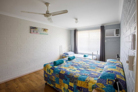 Shark Bay Seafront Apartments - Mackay Tourism 18