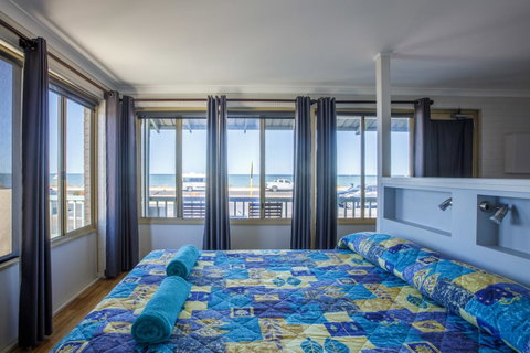 Shark Bay Seafront Apartments - Mackay Tourism 35