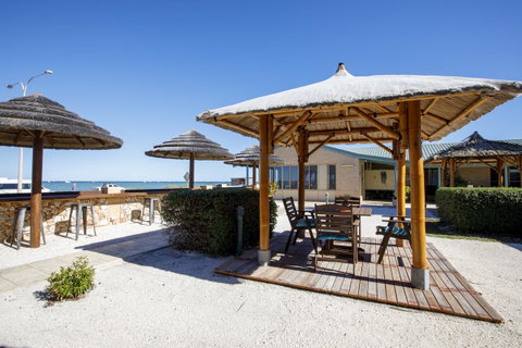 Shark Bay Seafront Apartments - Mackay Tourism 21