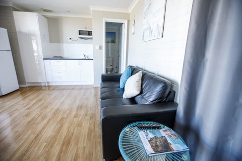 Shark Bay Seafront Apartments - Mackay Tourism 30