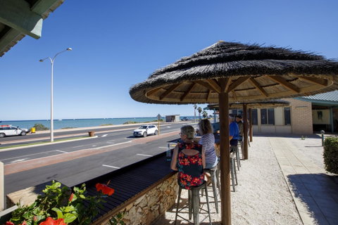 Shark Bay Seafront Apartments - Mackay Tourism 38