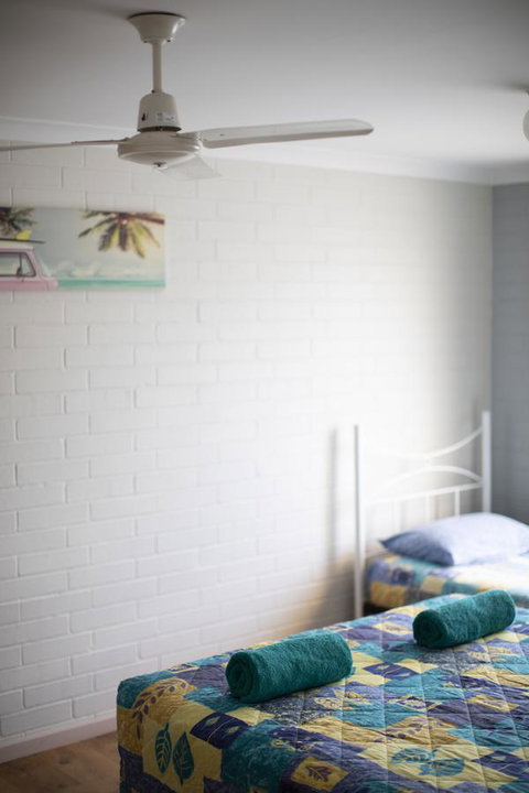 Shark Bay Seafront Apartments - Mackay Tourism 17