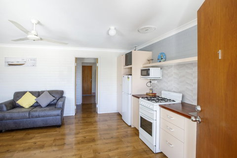 Shark Bay Seafront Apartments - Mackay Tourism 11