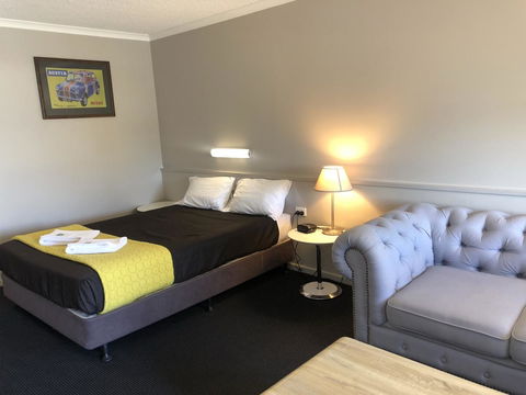 Dog Rock Motel - Mackay Tourism 27
