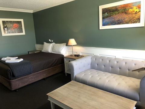 Dog Rock Motel - Mackay Tourism 1