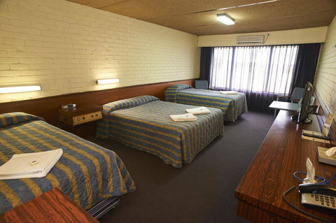 Dog Rock Motel - Mackay Tourism 42