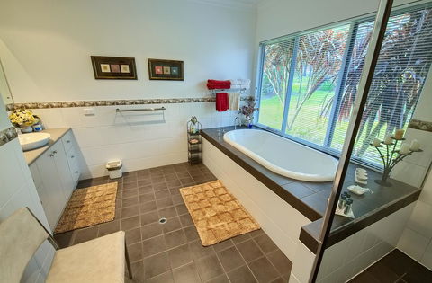 Glenelg On King Bed & Breakfast - Mackay Tourism 3