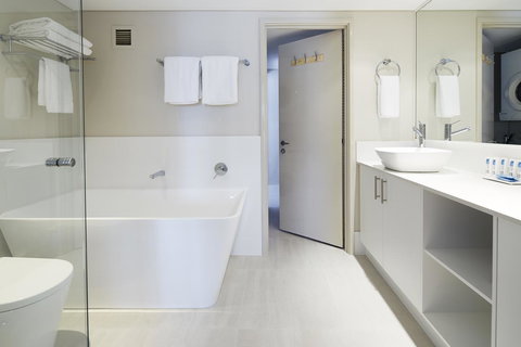 Seashells Scarborough - Mackay Tourism 0