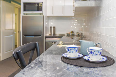 Blue Door Apartments - Mackay Tourism 16