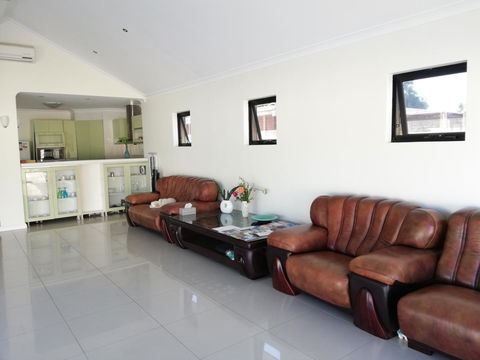 Perth Lake Side Lodge - Mackay Tourism 14