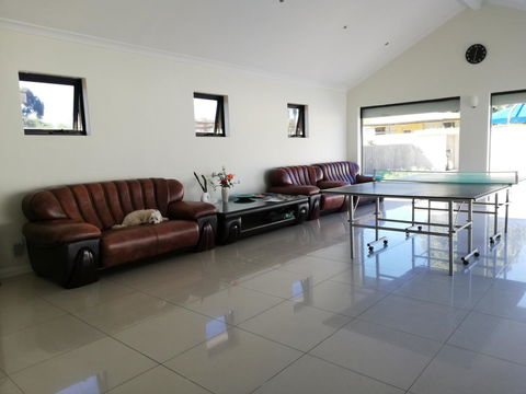 Perth Lake Side Lodge - Mackay Tourism 15