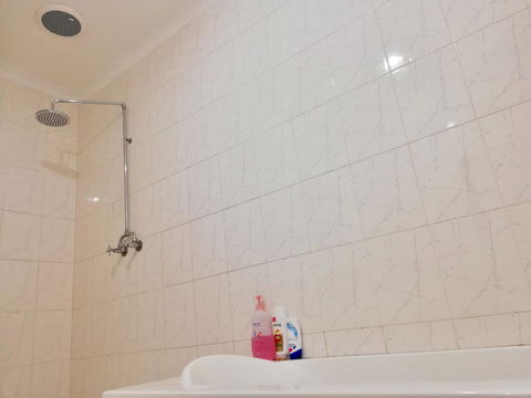 Perth Lake Side Lodge - Mackay Tourism 12