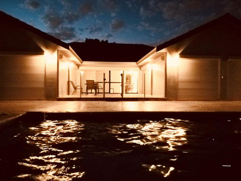 Perth Lake Side Lodge - Mackay Tourism 19