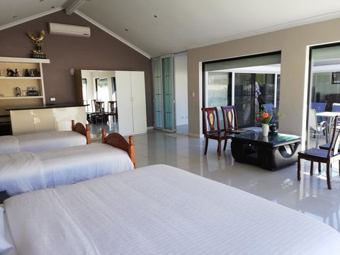 Perth Lake Side Lodge - Mackay Tourism 10