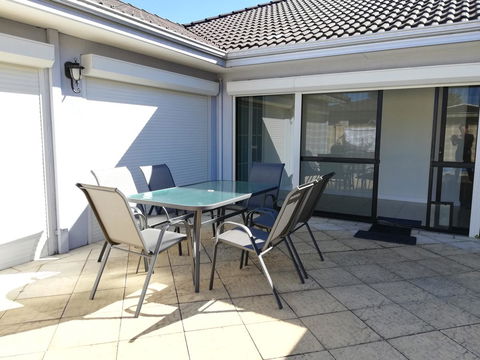 Perth Lake Side Lodge - Mackay Tourism 20