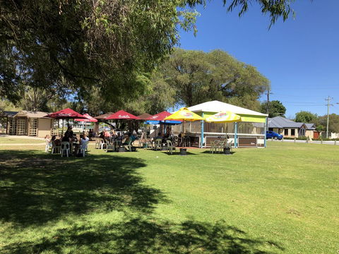 Perth Lake Side Lodge - Mackay Tourism 22