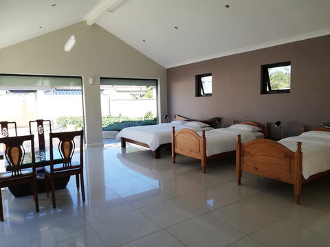 Perth Lake Side Lodge - Mackay Tourism 9