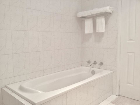 Perth Lake Side Lodge - Mackay Tourism 13