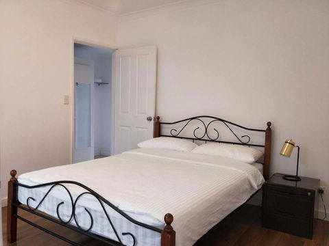 Perth Lake Side Lodge - Mackay Tourism 8