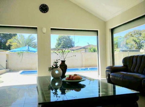 Perth Lake Side Lodge - Mackay Tourism 18