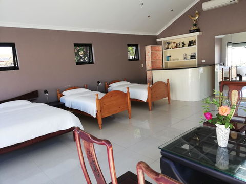 Perth Lake Side Lodge - Mackay Tourism 11