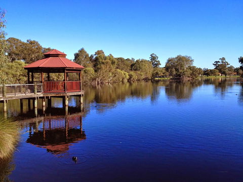 Perth Lake Side Lodge - Mackay Tourism 1