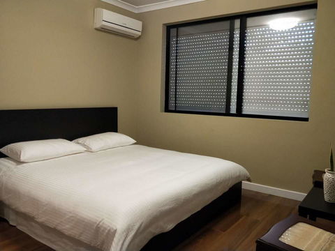 Perth Lake Side Lodge - Mackay Tourism 3