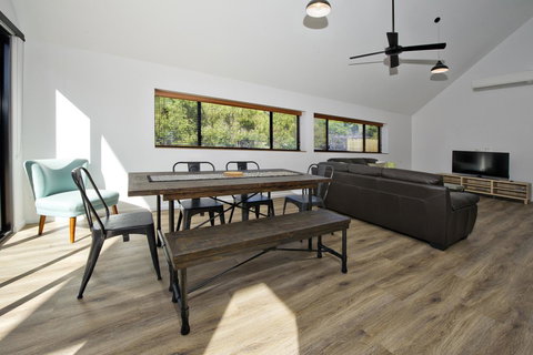 Margaret River Bungalow-1-street - Pet Friendly - Mackay Tourism 9