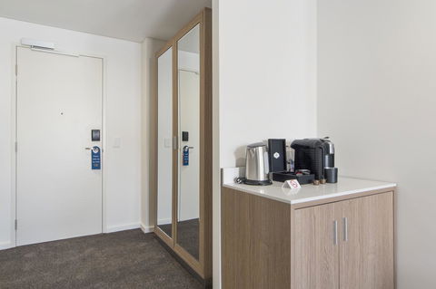 Metro Hotel Perth - Mackay Tourism 1