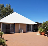Osprey Holiday Village Unit 110 - Wake up to the birds in your 4 poster bed with a view - Mackay Tourism
