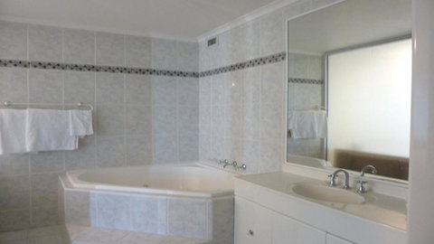 Darling Harbor Apartment - Mackay Tourism 3