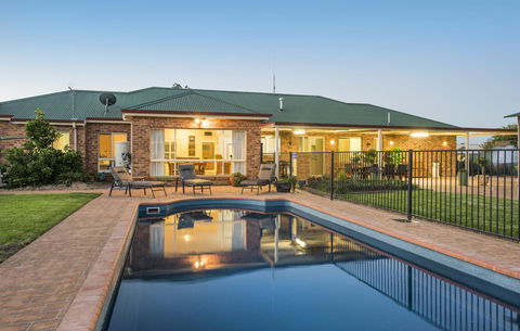 Colonial Court Villas - Mackay Tourism 2