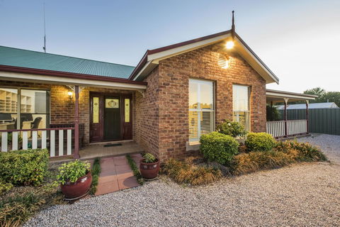 Colonial Court Villas - Mackay Tourism 1