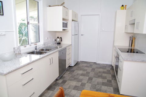 Fleur Cottage, 7 Willow Street - Mackay Tourism 2