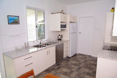 Fleur Cottage, 7 Willow Street - Mackay Tourism 7