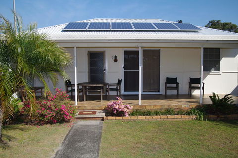 Fleur Cottage, 7 Willow Street - Mackay Tourism 1