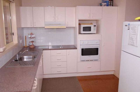 Bellhaven 2, 17 Willow Street - Mackay Tourism 0
