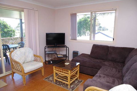Bellhaven 2, 17 Willow Street - Mackay Tourism 1