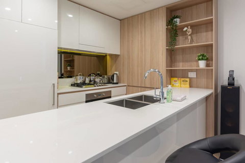 Japanese Style Waterfront Apt Wt Rooftop Pool - Mackay Tourism 9