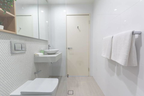 Japanese Style Waterfront Apt Wt Rooftop Pool - Mackay Tourism 5