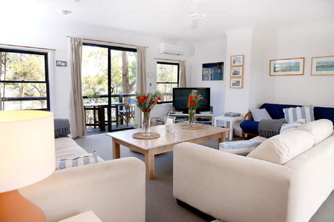 Refuge Cove On Pittwater - Mackay Tourism 5