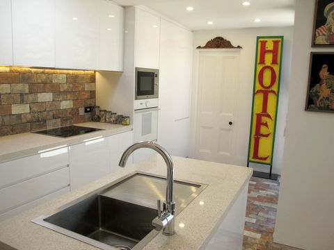 Apple Tree Cottage - Mackay Tourism 5