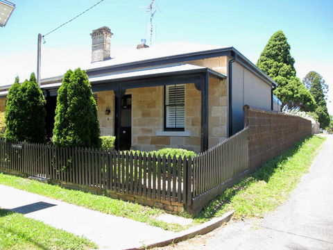 Apple Tree Cottage - Mackay Tourism 1