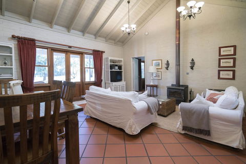 Thistle Hill Guesthouse - Walk To Many Wineries And Restaurants - Mackay Tourism 32