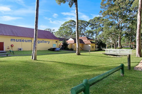Huskisson Holiday Motel Cabins - Mackay Tourism 9