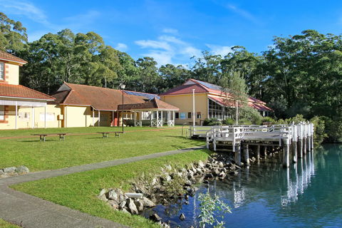 Huskisson Holiday Motel Cabins - Mackay Tourism 11
