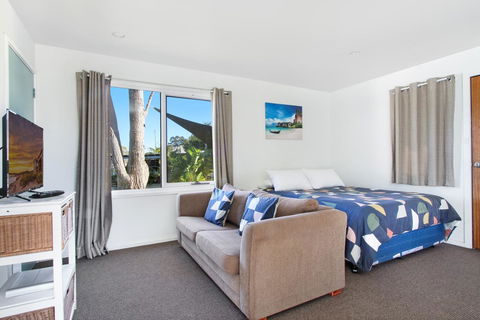 Huskisson Holiday Motel Cabins - Mackay Tourism 0