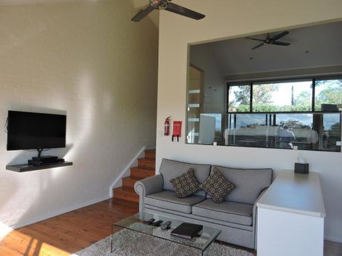 Wine Country Villas - Mackay Tourism 18