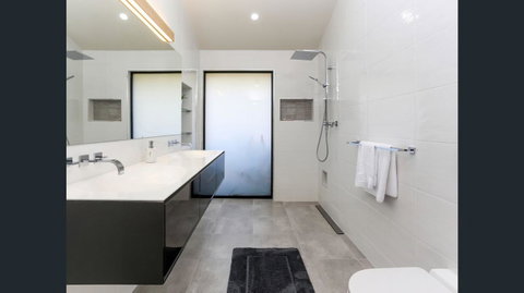 Wine Country Villas - Mackay Tourism 8
