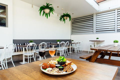 Coniston Hotel Wollongong - Mackay Tourism 10